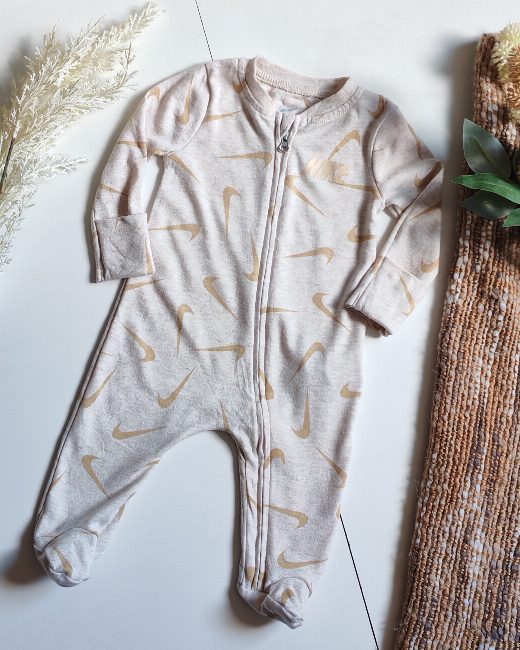 Enterito Nike talla 3 meses