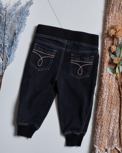Jogger Calvin Klein talla 12 meses