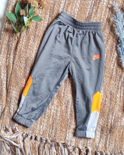 Buzo Nike talla 18 meses